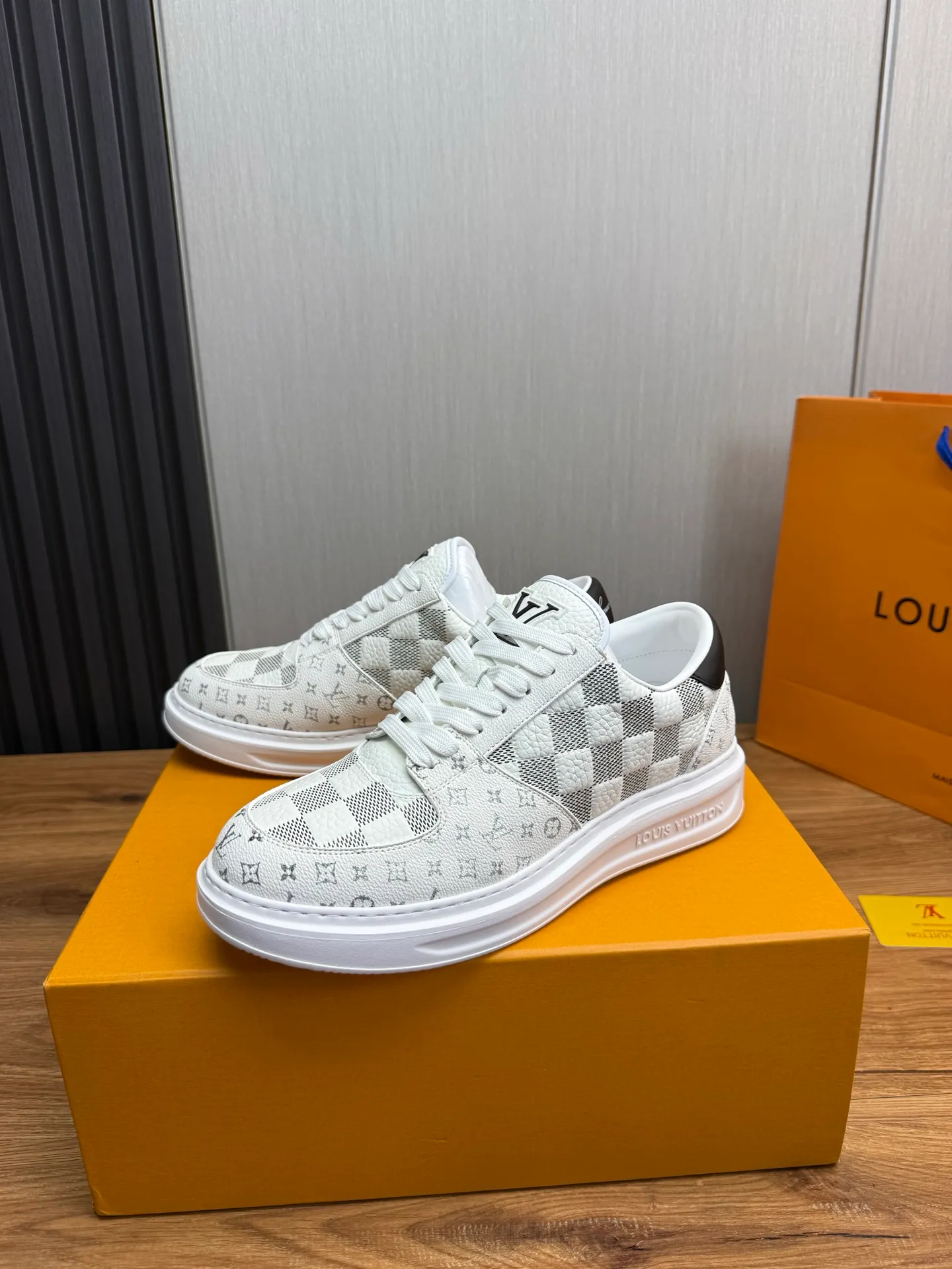 Men's shoes 💰840💰 LOUIS VUITTON [Luden Yiwei] The new trendy Lv is on the market 🎁, casual and fashionable men's shoes 👟 1:1 shipment ⬆️The upper is made of imported cowhide + cowhide mesh lining, the original wear-resistant rubber outsole, the version is simple and elegant, exclusive for trendy men. 38-45 (38.45 is non-refundable if made to order)